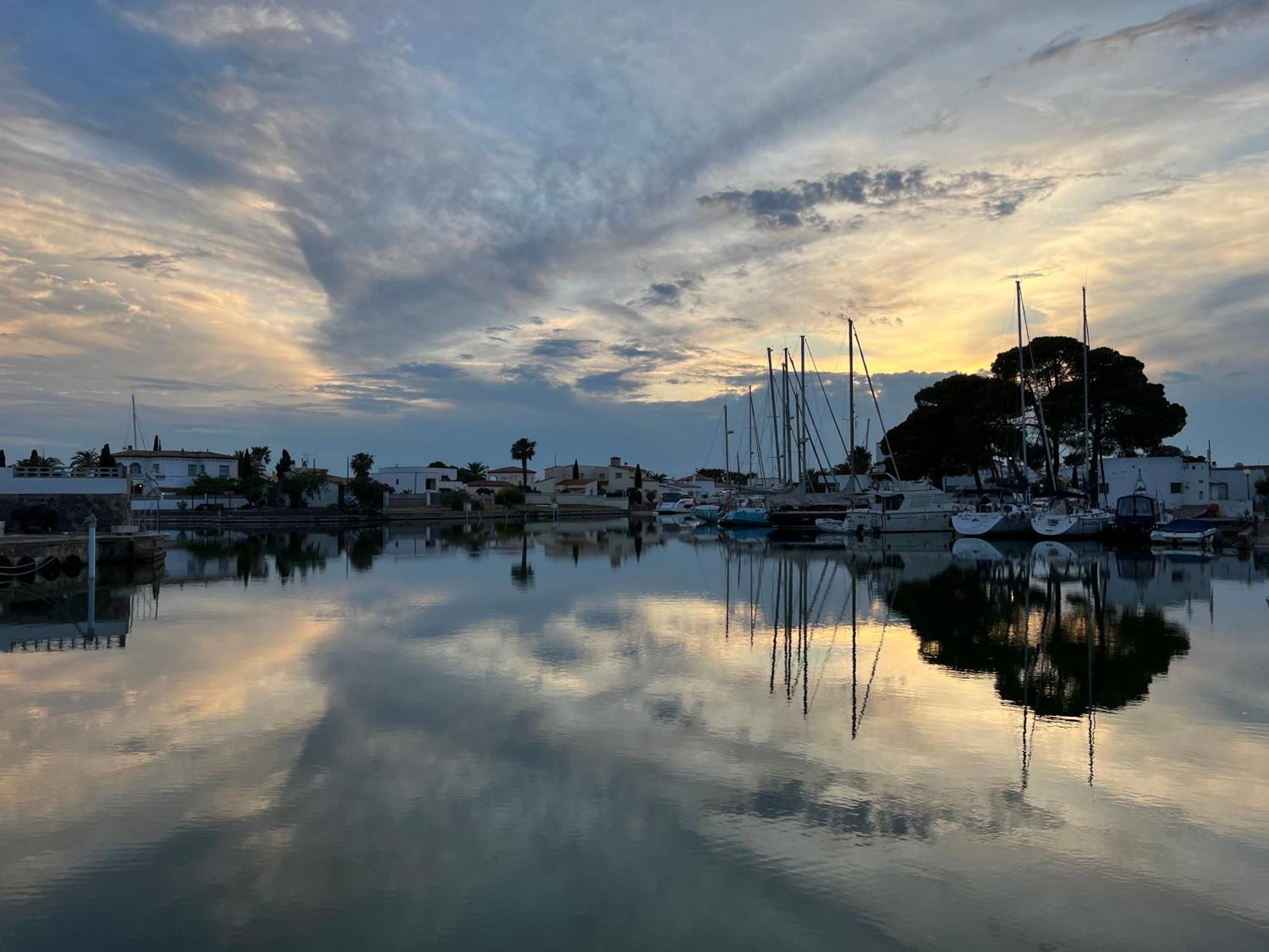 Blau Apartamento Frente A Los Canales Y Las Puestas De Sol De Roses Exteriér fotografie