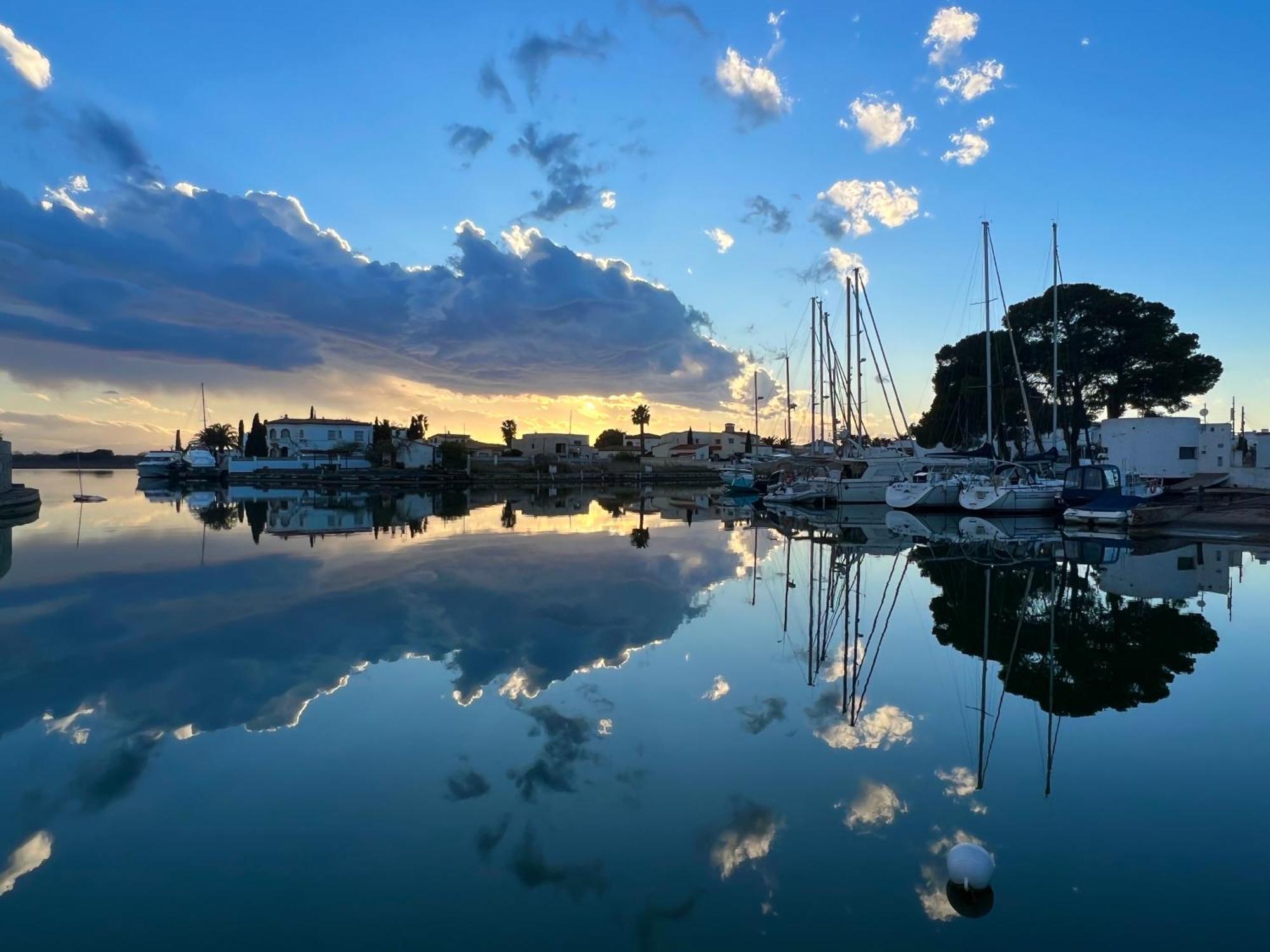 Blau Apartamento Frente A Los Canales Y Las Puestas De Sol De Roses Exteriér fotografie