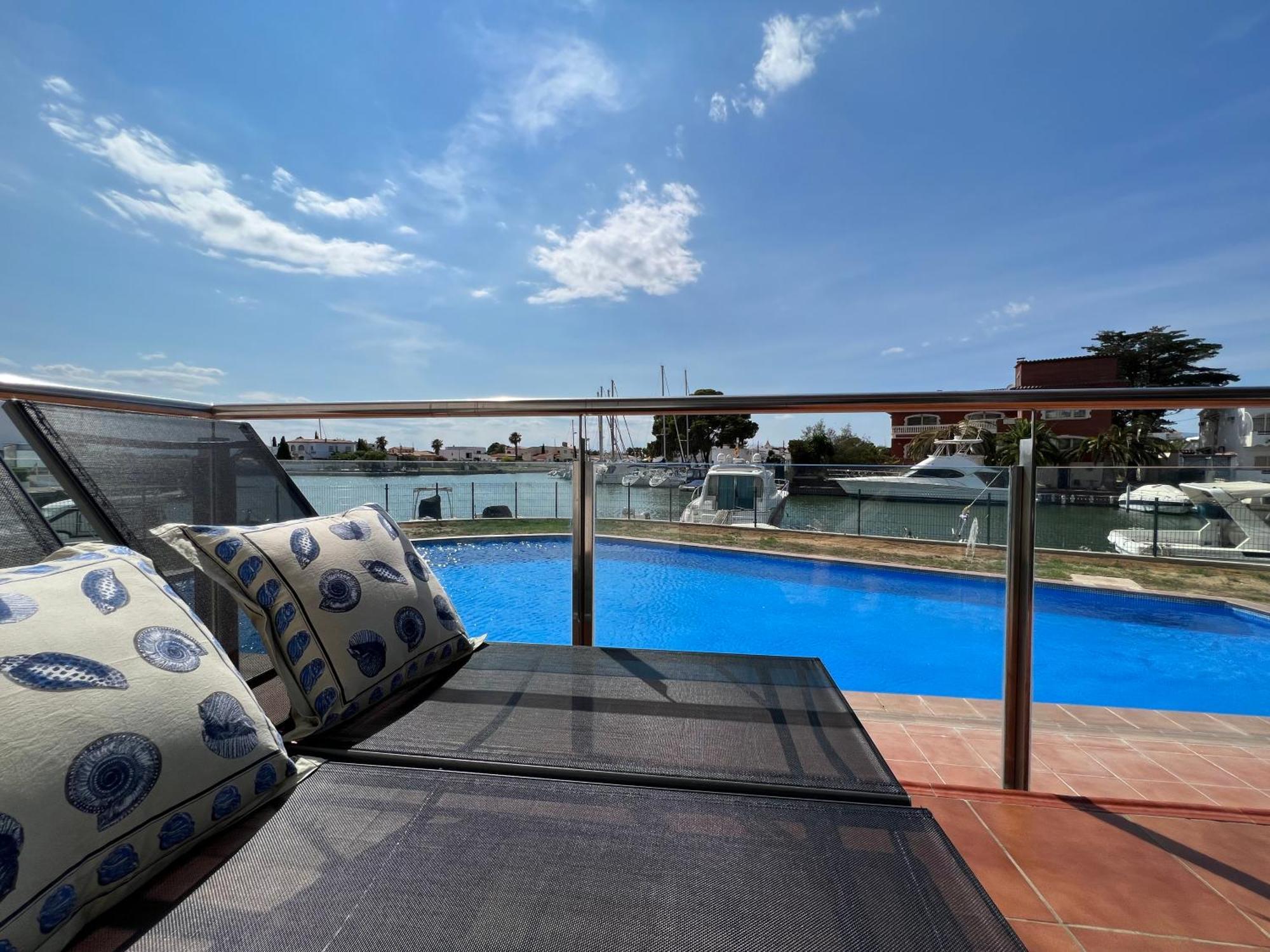 Blau Apartamento Frente A Los Canales Y Las Puestas De Sol De Roses Exteriér fotografie